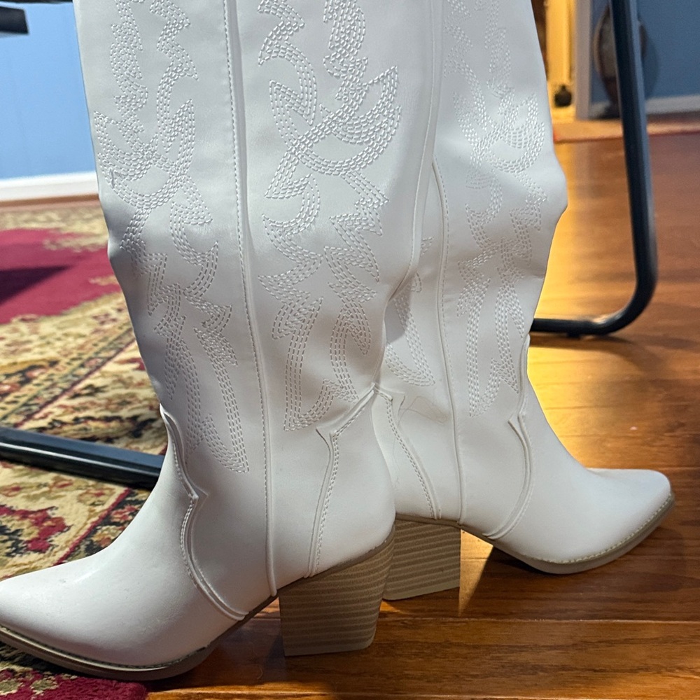 Amazon White Heeled Western Boots - Picture 4 of 4
